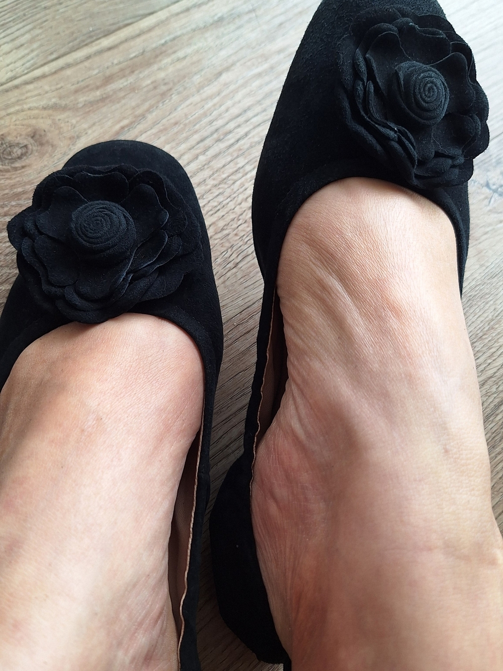 Taryn Rose Rosalyn Black Suede Ballet Flats Rose Detail Size - Picture 2 of 14